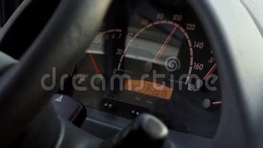 一辆汽车的方向盘和一个<strong>时速</strong>110公里的速度计